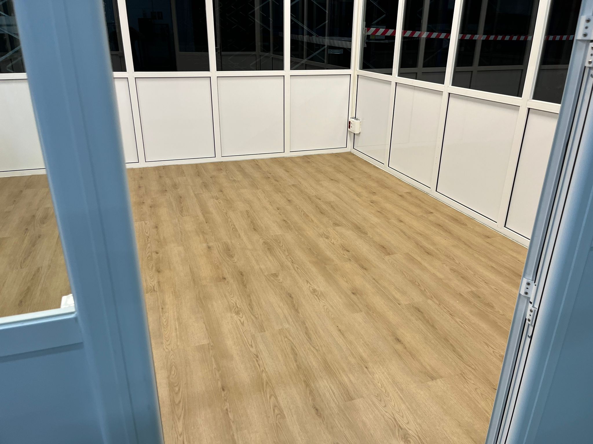 ESTANCIA NAVE INDUSTRIAL CON SUELO LAMINADO PARA OFICINA